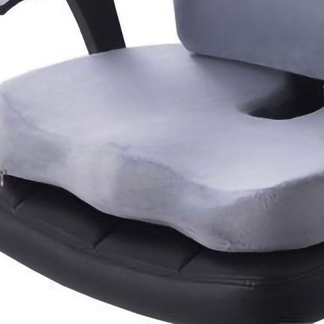 Set aus Lenden- und Hüftstützkissen aus Memory-Schaum für Esszimmer-, Auto- oder Bürostühle. Weiches, graues Kissen- und Rückenlehnen-Set. (1/5)