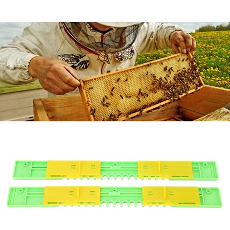 Zwei Kunststoff-Bienenstöcke mit Imkerwerkzeug, einem doppelten Schiebeeingang, einer Verdrehsicherung für die Bienen und einer 37,5 cm großen Belüftungsöffnung. (1/5)