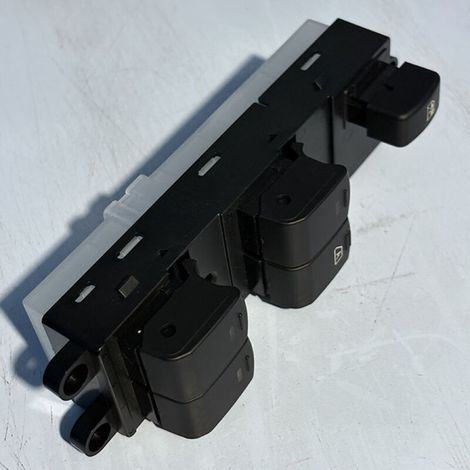 Die Referenznummer 25401-EB30B gilt für den Fensterheberschalter für rechtsgelenkte Nissan D40. (1/3)