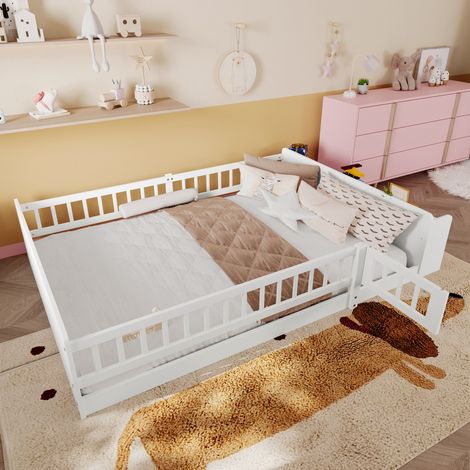 Lit enfant moderne 140x200 cm en pin et MDF blanc, avec rangement ouvert, étagères et portillon ouvrant (1/5)