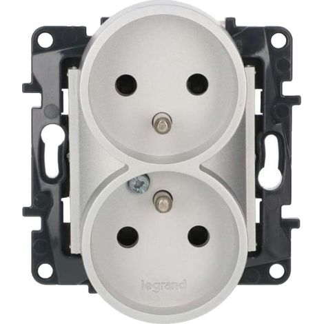 Prise double Niloe Step 2x2P+Z pour plusieurs châssis, bornes à vis, avec couvercle de contact en aluminium 863334