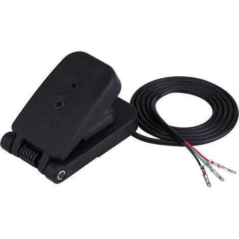 Bicicleta de montaña con pedales de plástico negro para el acelerador, el control de velocidad y los frenos. (1/4)