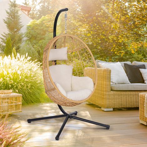 Sillón colgante calado efecto ratán con forma de huevo y cojín crudo