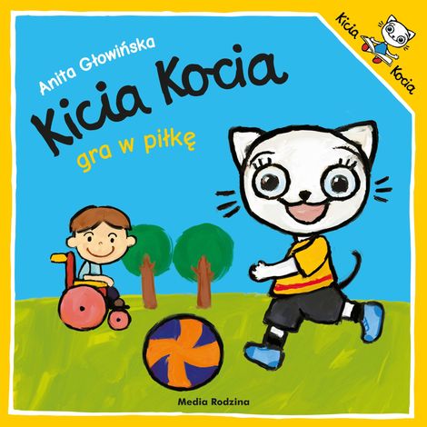 Kitty Cat sta giocando a calcio. Kitty Cat
