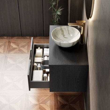 Lavabo suspendu 80 cm avec cuve céramique blanche imitation pierre, meuble en bois plaqué rayé, tiroir et étagère, luminaire à détecteur de présence, prémonté, finition noire (1/5)