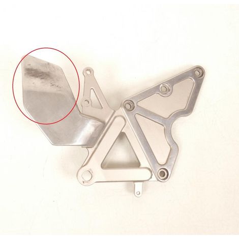 [PRODUIT D'OCCASION] Platine de repose pied pilote droit origine pour moto Suzuki 400 (1/3)