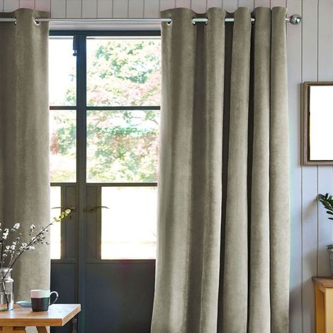 Rideau occultant en velours taupe 140x250 – Tissu doux et élégant – Isolation thermique et phonique – Pour fenêtres standard – Thedecofactory (1/7)