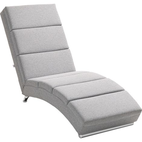 Bequemer Sessel mit hellgrauem Stoffbezug, gepolsterten Armlehnen und Metallbeinen, für Wohnzimmer oder Schlafzimmer