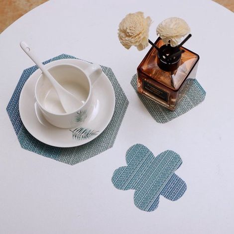Set di 4 tovagliette, antimacchia, pieghevoli, lavabili e facili da pulire, per decorare la tavola della cucina, adatte sia per interni che per esterni. (1/5)