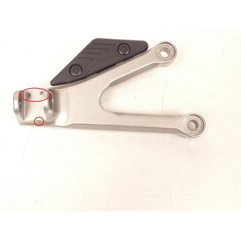 [PRODUIT D'OCCASION] Platine de repose pied pilote gauche origine pour moto Yamaha 600 (1/3)