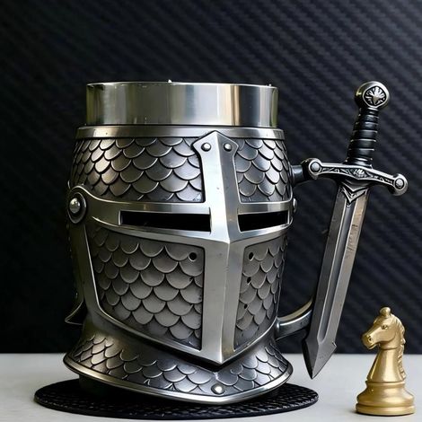 Produktneuheit: Ein hochwertiges Weinglas aus Edelstahl in Silber, perfekt, um wie ein mittelalterlicher Krieger zu trinken.