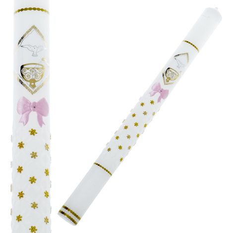 Candela battesimale intagliata con fonte battesimale, fiocco rosa e decorazioni dorate.