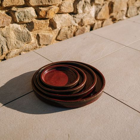 Soucoupe 34cm rouge brique faite à la main en terre cuite émaillée