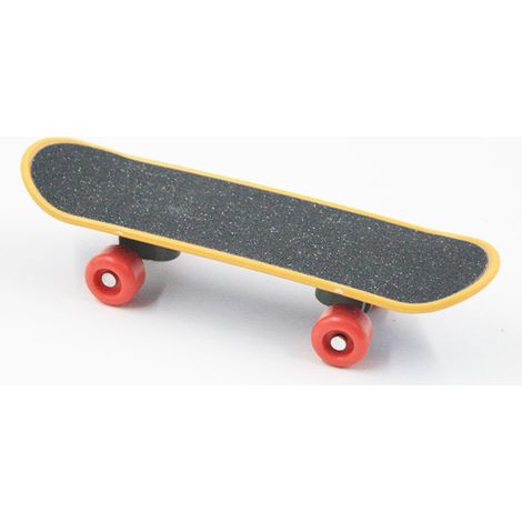 Kleine und mittelgroße Skateboard-Lernspielzeuge unter den Füßen (1/5)
