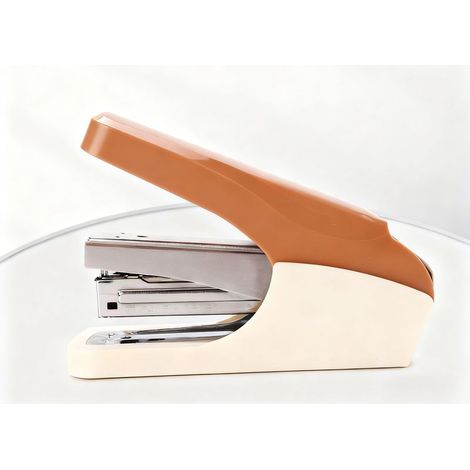 Agrafeuse nécessitant peu d'effort capacité de 20 feuilles profondeur de gorge de 40 mm brun clair utilisation facile d'un seul doigt. (1/5)