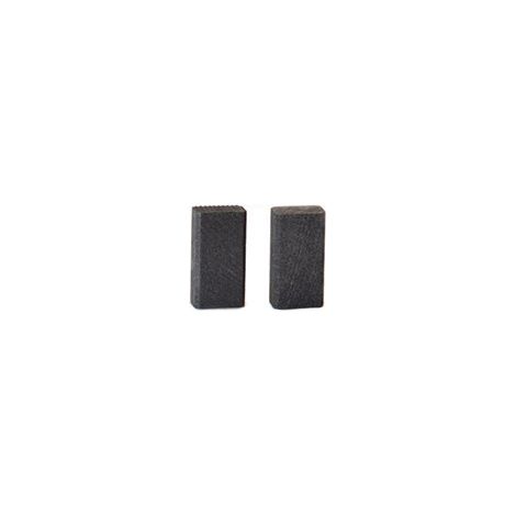 Set aus 2 anpassbaren Kohlen für Black & Decker. Maße 6 x 6 x 12,5 mm.