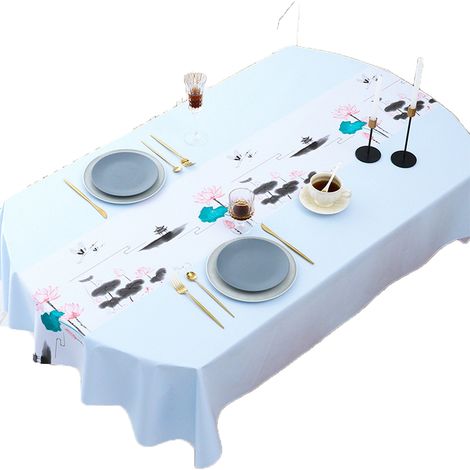 Des fleurs aux couleurs riches, brodées sur une nappe ovale blanc crème, sont produites (1/5)