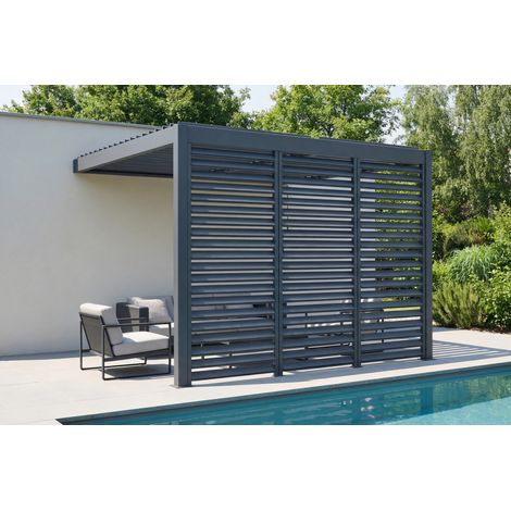 Pérgola bioclimática adosada PIANA de 3x3 m en aluminio gris con 3 contraventanas para mayor privacidad.