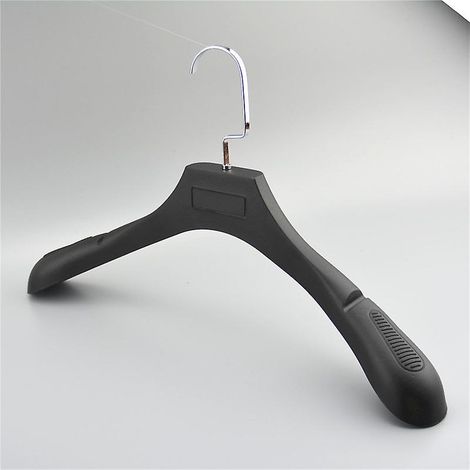 Breite Kleiderbügel aus Kunststoff mit rutschfester Oberfläche (6 Stück, schwarz) (1/5)