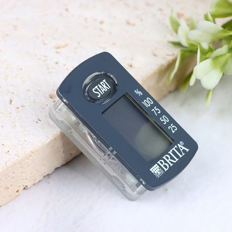 Zubehör für den BRITA Wasserfilterkrug: Timer, Deckel und Präsentationsständer. (1/5)