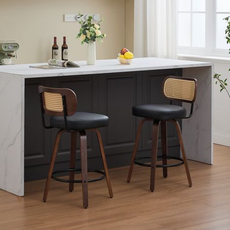 Lot de 2 tabourets de bar pivotants 360° avec repose-pieds, dossier cannage, assise PU noir, bois noyer (1/5)