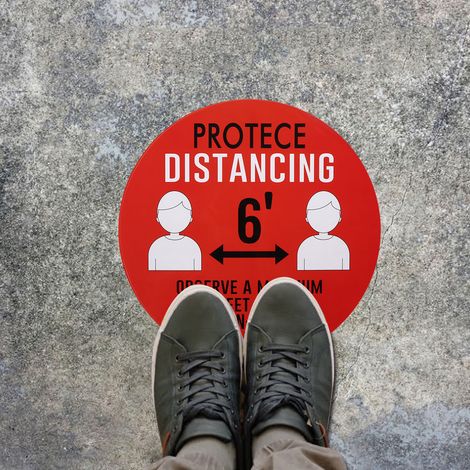 Série de marquage au sol pour la gestion des files d'attente et la distanciation sociale - Panneau orange « Gardez vos distances » (1/4)