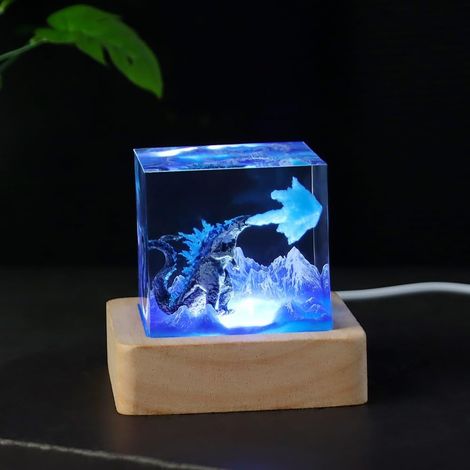 Socle LED en résine Go.dzi.lla fait main, lampe LED USB – Veilleuse monstre de feu 3D, idéale pour la chambre, le bureau ou la décoration de bureau. (1/5)