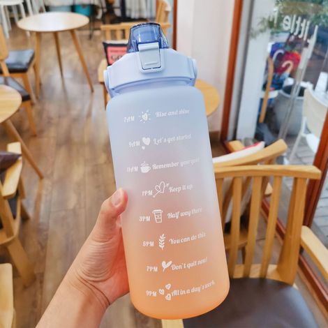 Strohhalm-Trinkflasche, auslaufsicher, mattierter Farbverlauf, Ein-Knopf-Öffnung, mit Griff, transparente Skala, 2000 ml, hellblau. (1/5)