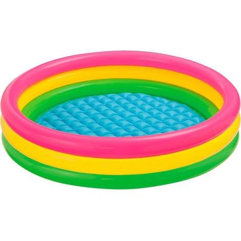 Schwimmbecken im Schein der untergehenden Sonne, Kinderbecken im Freien, aufblasbare Pools im Garten, Bällebecken im Innenbereich. (1/3)