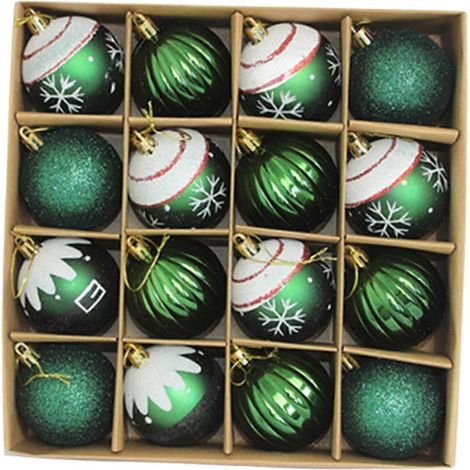 16 boules de Noël vertes pour décorer une couronne hivernale. (1/5)