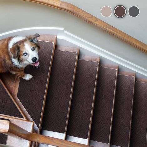 Tapis d'Escalier Antidérapant Lot de 15 – Marchettes Autocollantes Intérieur, Moquette Réutilisable pour Animaux, Seniors, Enfants – Motif Carreaux Marron 55x19 cm (1/5)