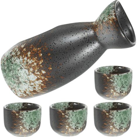 Un ensemble d'ustensiles à saké japonais en céramique, comprenant une théière et des tasses à saké. (1/5)