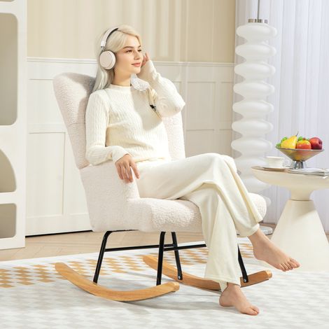 Silla Mecedora de Borreguito con Respaldo Capitoné y Base de Madera de Caucho para Salón o Dormitorio 65x88x87 cm Crema (1/5)