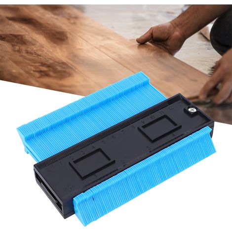 Outil de menuiserie pour la pose de carrelage : règle de contour irrégulière bleue, duplicateur, gabarit pour la pose de carrelage.