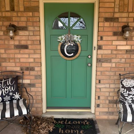 Wreath - Personalized Last Name Door Hanger - Indoor Outdoor Decorative Plaque - 40x40 cm - For Front Door Mantel Wall Entryway - 1 Piece (1/4)