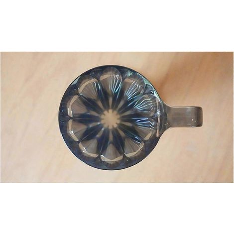Blütenblattförmiger Kaffeefilter aus durchscheinendem schwarzem Filterpapier (siehe Foto). (1/5)