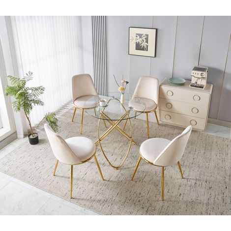 Set da pranzo composto da 5 pezzi: 1 tavolo + 4 sedie in velluto color crema e bianco, con gambe in metallo con finitura dorata.