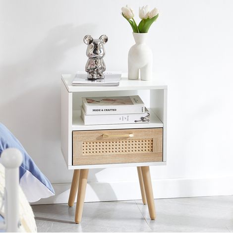 REDOM - Comodino con cassetto, frontale in rattan, gambe in legno massello, maniglie in metallo, MDF bianco e naturale (1/5)