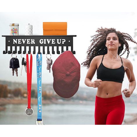 Porte-Médailles "Never Give Up" Noir Mat Suspension Murale avec Support Shelf (40 cm) (1/5)