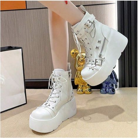 Nouveauté : bottes à plateforme avec boucles à rivets. Bottes de motarde style punk foncé pour femme. (1/4)