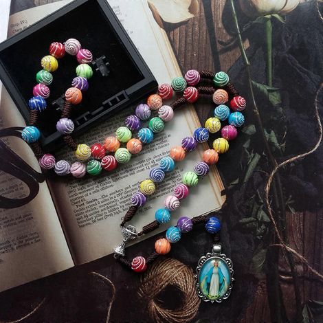 Collier chapelet vintage en perles colorées avec pendentif Marie - Collier religieux (1/4)