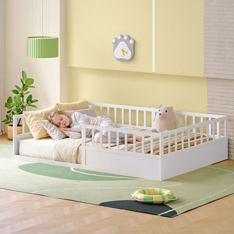 AMXCNOY Lit d'enfant en bois massif lit au sol 140 x 200 cm avec protection contre les chutes et sommier à lattes, lit Montessori lit à barreaux avec côté ouvert, pin lit simple en blanc