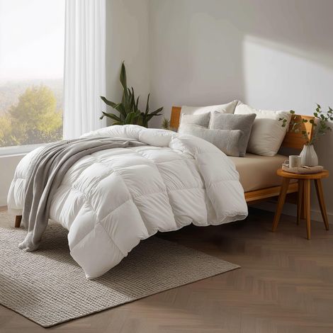 Couette Toutes Saisons pour Grand lit – Couette en Bambou 100% Bio – avec languettes d'angle – Couette Alternative Toutes Saisons en Duvet matelassé pour Grand lit, 228,6 x 238,6 cm, Blanc (1/5)