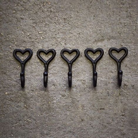 Ensemble de 5 crochets muraux en fonte noire de style vintage en forme de cœur, porte-manteau mural rustique pour la maison ou le jardin. (1/4)