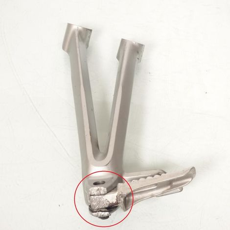 [PRODUIT D'OCCASION] Platine repose pied passager gauche origine pour Suzuki 750 GSXR (1/4)