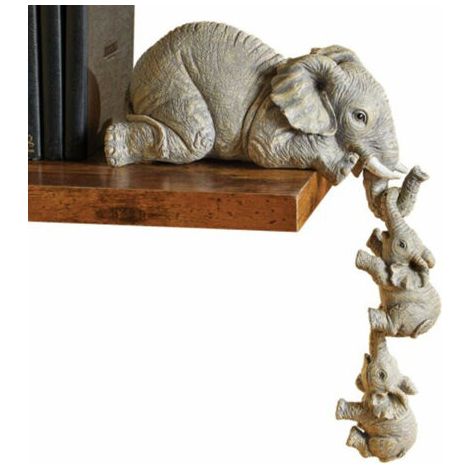 Estantería con forma de elefante: una elefanta cuelga dos crías del borde. Figuras coleccionables de resina para decoración del hogar, regalo, color marrón grisáceo. (1/4)
