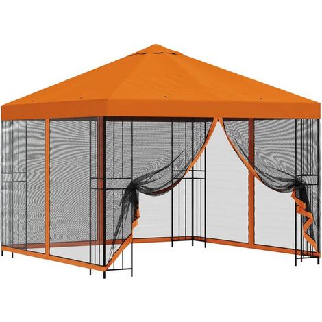 Le chalet de jardin a des murs de 3 x 3 mètres et est fabriqué en fibre de polyester orange et en acier. (1/2)