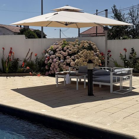 Parasol Déporté 3,3 x 3,3 m Beige avec Pied Toit Double (1/5)