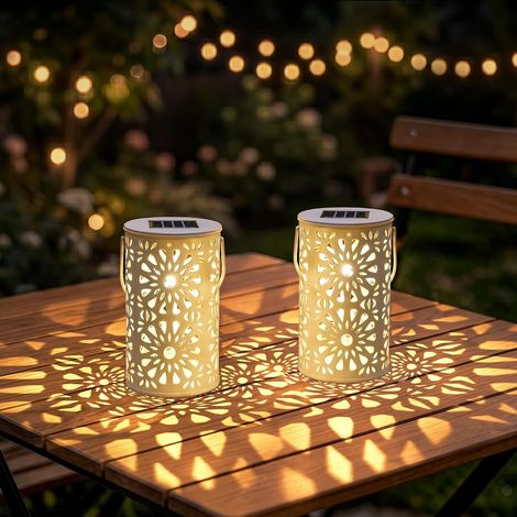 Lampe Solaire Exterieur Jardin, Lot de 2 Lanterne Solaire Exterieures en Métal LED Lumières Solaires à Suspendre Lanternes Étanche avec Piquets de Terre pour Balcon Chemin Table Camping Décorations (1/5)
