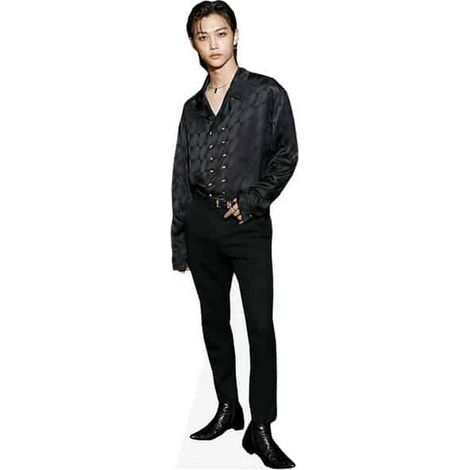 Figurine en carton Felix Lee Stray Kids en tenue noire - taille réelle (1/4)